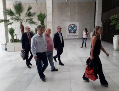 Στο αστυνομικό τμήμα Εξαρχείων κρατούνται δημοσιογράφοι της εφημερίδας «Φιλελεύθερος» μετά από μήνυση Καμμένου (βίντεο)